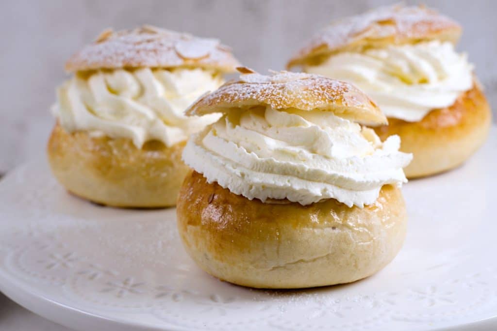 3 filled semla on plate.