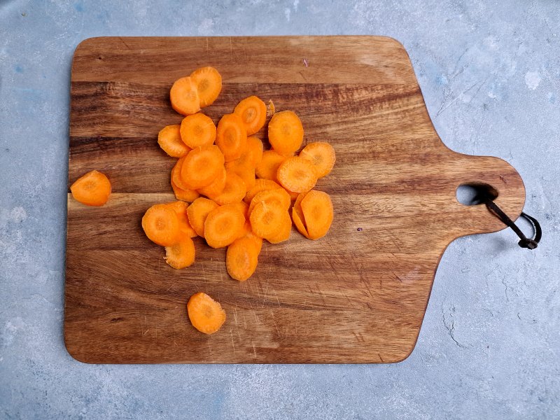 sliced carrots on cutting board.